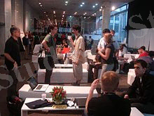 https://upload.wikimedia.org/wikipedia/commons/thumb/8/81/Coffee_break_en_el_hall_AB.jpg/220px-Coffee_break_en_el_hall_AB.jpg