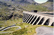 https://upload.wikimedia.org/wikipedia/commons/thumb/d/de/Stwlan.dam.jpg/220px-Stwlan.dam.jpg