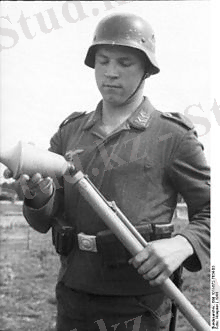 Bundesarchiv_Bild_101I-672-7634-03,_Russland,_Luftwaffensoldat_mit_Panzerabwehrwaffe