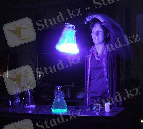https://upload.wikimedia.org/wikipedia/commons/1/17/Chemoluminescent_reaction.jpg