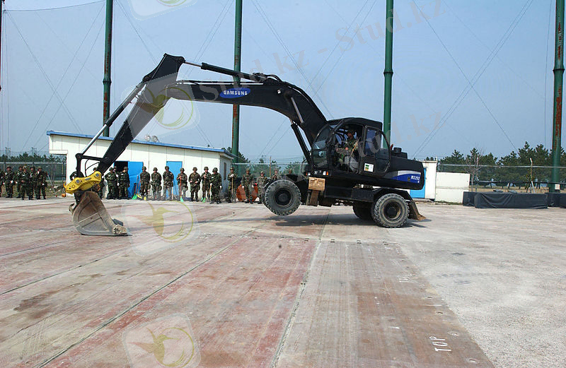 C:\Users\User\Desktop\Асель\800px-Samsung_MX_202_wheeled_excavator.JPEG