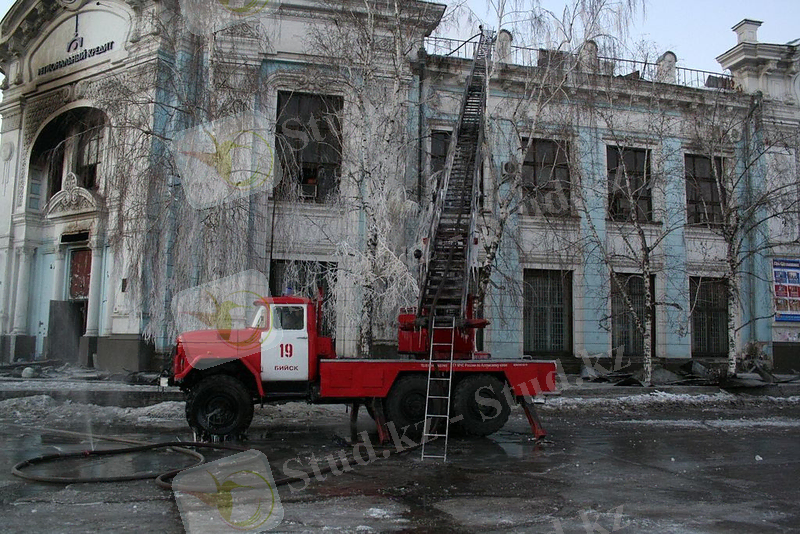 https://upload.wikimedia.org/wikipedia/commons/thumb/3/30/Fire_engine_ZIL.JPG/1024px-Fire_engine_ZIL.JPG