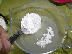 https://upload.wikimedia.org/wikipedia/commons/thumb/d/d5/Cornstarch_mixed_with_water.jpg/250px-Cornstarch_mixed_with_water.jpg