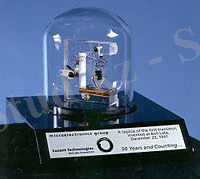 http://upload.wikimedia.org/wikipedia/commons/thumb/b/bf/Replica-of-first-transistor.jpg/200px-Replica-of-first-transistor.jpg