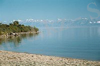 http://upload.wikimedia.org/wikipedia/commons/thumb/d/d1/Issyk-Kulmeer.jpg/200px-Issyk-Kulmeer.jpg
