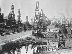 https://upload.wikimedia.org/wikipedia/commons/thumb/5/5d/The_first_oil_district_in_Los_Angeles%2C_Toluca_Street%2C_ca.1895-1901_%28CHS-3686%29.jpg/250px-The_first_oil_district_in_Los_Angeles%2C_Toluca_Street%2C_ca.1895-1901_%28CHS-3686%29.jpg
