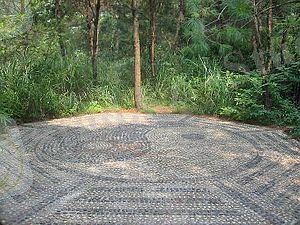 https://upload.wikimedia.org/wikipedia/commons/thumb/3/37/Yin-yang-and-bagua-near-nanning.jpg/300px-Yin-yang-and-bagua-near-nanning.jpg