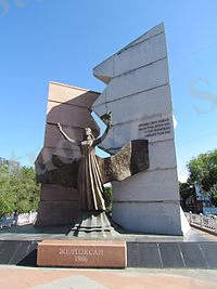 https://upload.wikimedia.org/wikipedia/commons/thumb/c/c1/Zheltoksan_Monument.jpg/200px-Zheltoksan_Monument.jpg