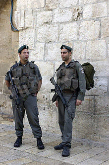 https://upload.wikimedia.org/wikipedia/commons/thumb/c/ce/Israel_Border_Police_members_in_Jerusalem.jpg/220px-Israel_Border_Police_members_in_Jerusalem.jpg